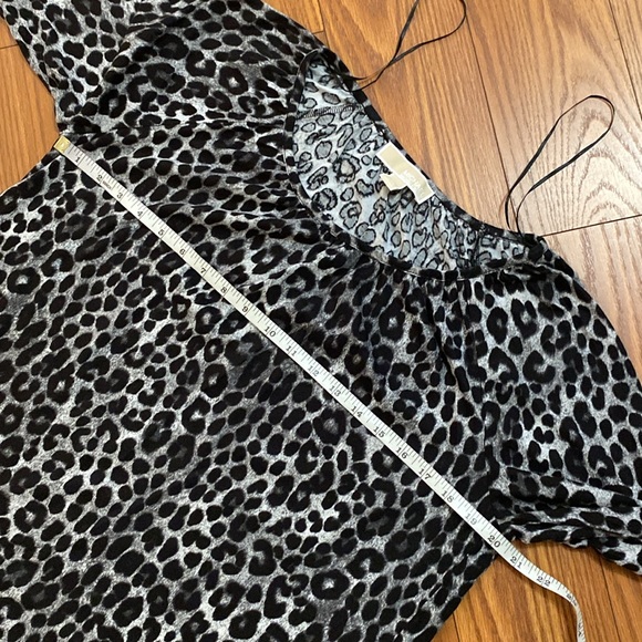 Michael Kors woman’s black white snow leopard scoop neck logo ruffle sleeve M - Picture 10 of 12
